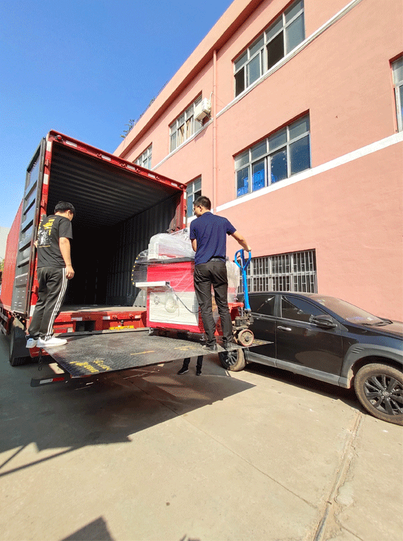 數控鉆孔機終于裝上車啦！